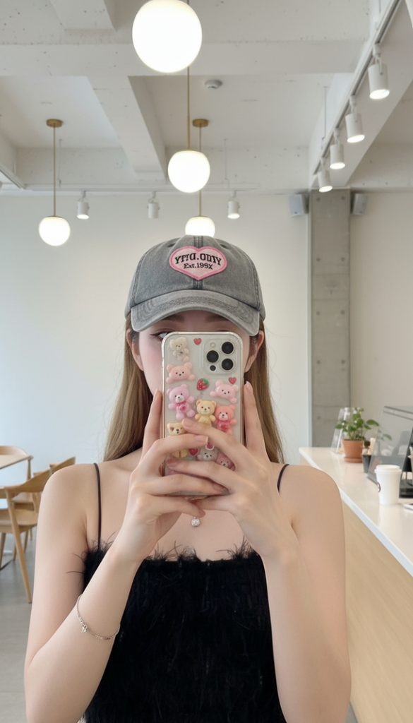 Chụp ảnh nữ giới selfie tại quán cà phê hiện đại với phong cách vintage dễ thương