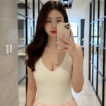 Tạo chân dung selfie gương sắc nét của cô gái trẻ phong cách thời trang hiện đại