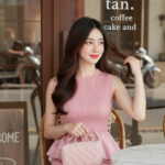 Chân dung trẻ trung thực tế của cô gái với phong cách tự nhiên và sắc nét