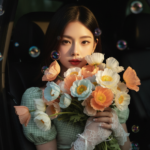 Tạo chân dung nữ tính với vẻ đẹp cổ điển và ánh sáng nghệ thuật trong xe hơi.