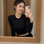 Vẽ chân dung nữ trẻ tuổi theo phong cách tự nhiên và hiện đại trong nhà tắm ấm áp